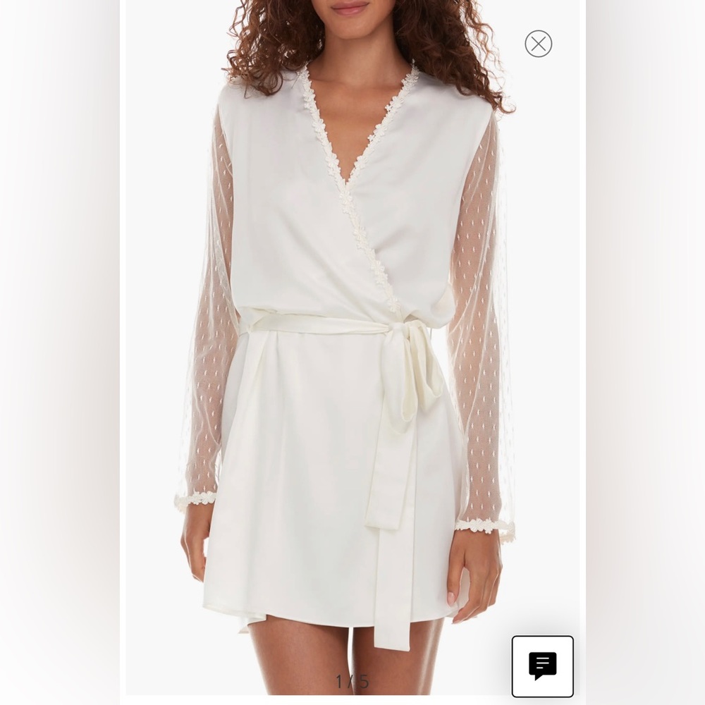 Flora nikrooz showstopper robe- size small- ivory